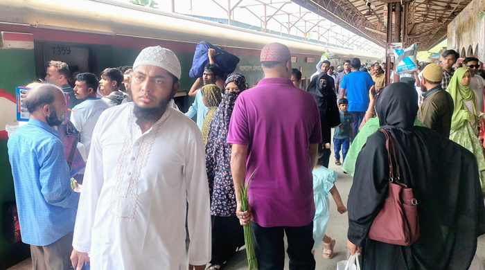 রাজবাড়ী রেলস্টেশনে ঢাকাগামী ট্রেনে যাত্রীদের উপচেপড়া ভিড়